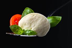 Mozzarella et Burrata: tout savoir sur les origines, techniques et usages!